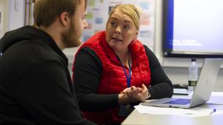 Learning coach speaks to apprentice